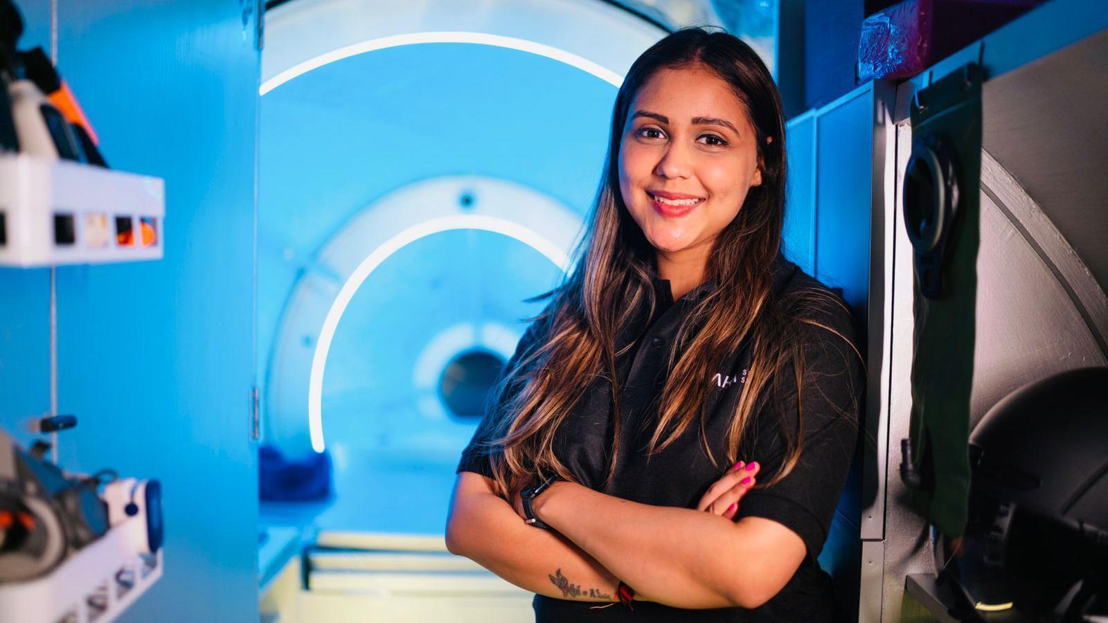 Da li bi ovako mogao da izgleda naš dom na Mesecu ili Marsu 2 Asta Kača-Džala sa dugom smeđom kosoom unutar konstrukcije koja simulira uslove u svemiru