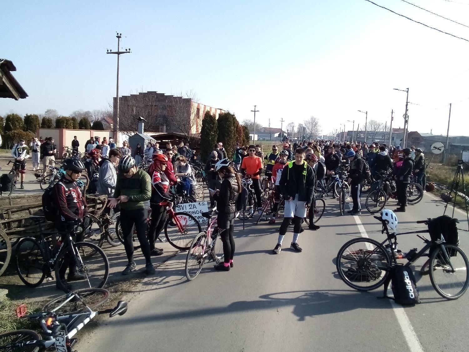 Biciklisti su u Novoj Pazovi stali i u tišini odali 15-minutnu poštu žrtvama nastradalim u padu nadstrešnice u Novom Sadu