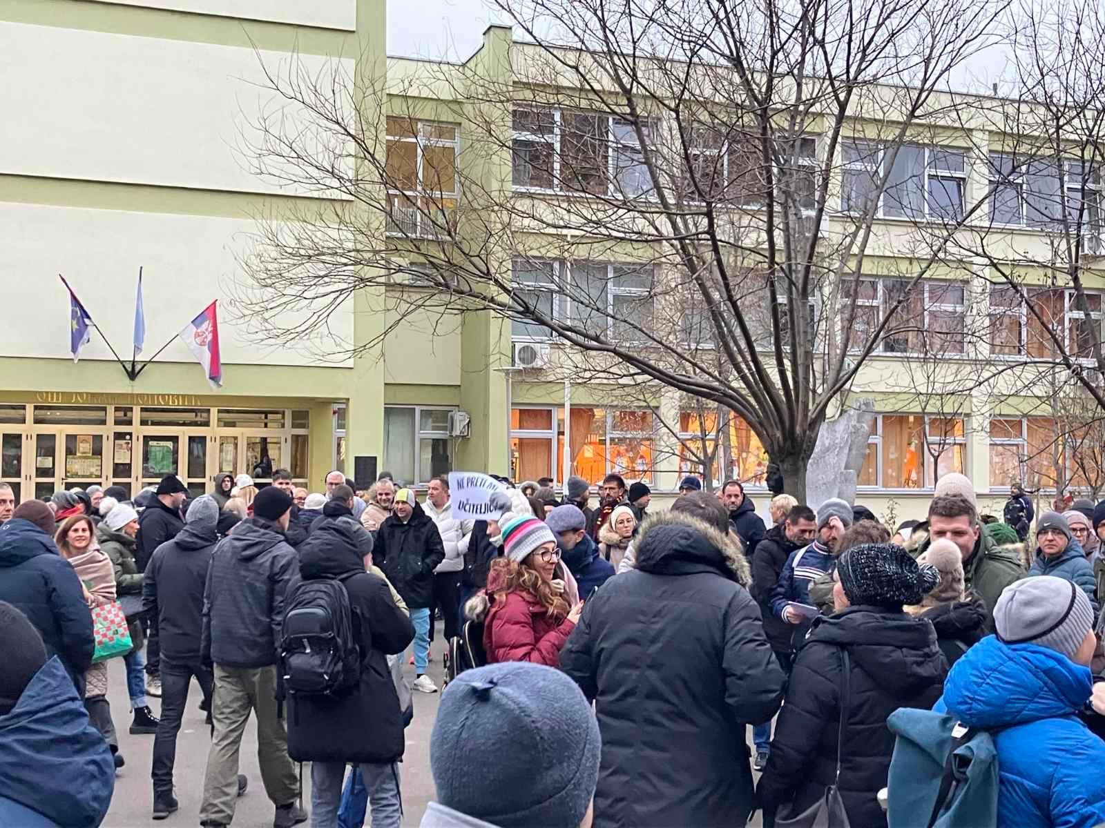 Moguć produžetak školske godine u Srbiji, kaže ministarka 15 Protest