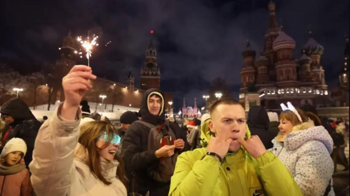 Ulazak planete u 2025: U Srbiji protesti, širom sveta vatromet, u Brazilu kupanje 18 Moskva