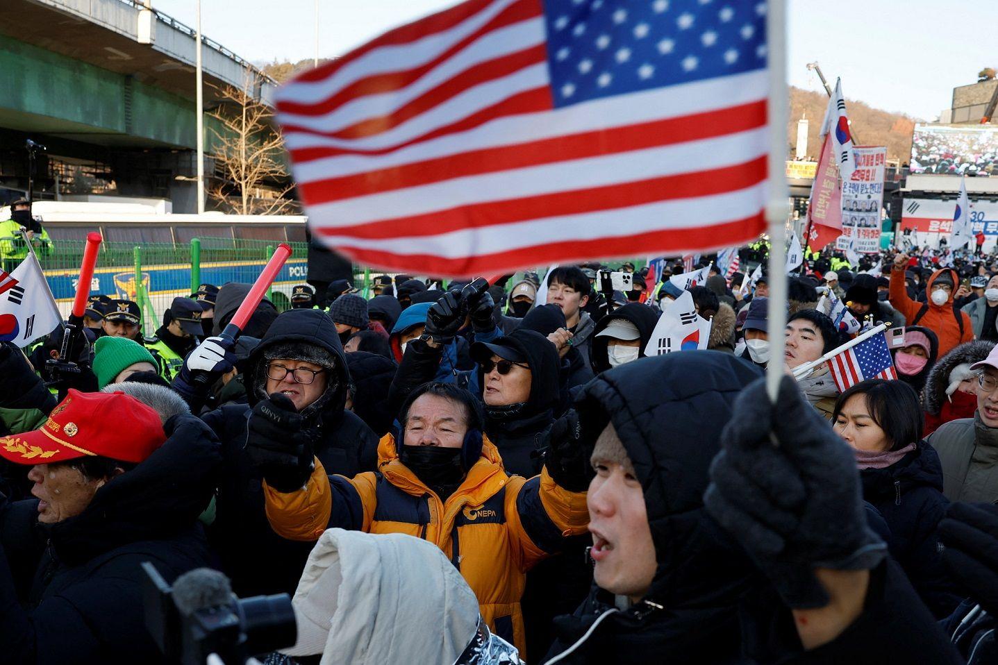 Predsednik Južne Koreje uhapšen - iz drugog pokušaja 2 Mnoge pristalice predsednika Juna Suka Jeola okupile su se ispred njegove protiveći se njegovom hapšenju