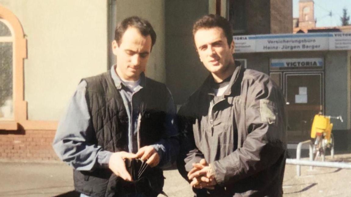 „Fudbalski klub Kurtanovići": Kako je balkanska familija postala hit nemačkog fudbala 2 Ibrahim Kurtanović (desno), najstariji fudbaler Florshajma, sa Nezretom Kurtanovićem (levo), prvim članom familijer koji se sa Peštera preselio u Nemačku