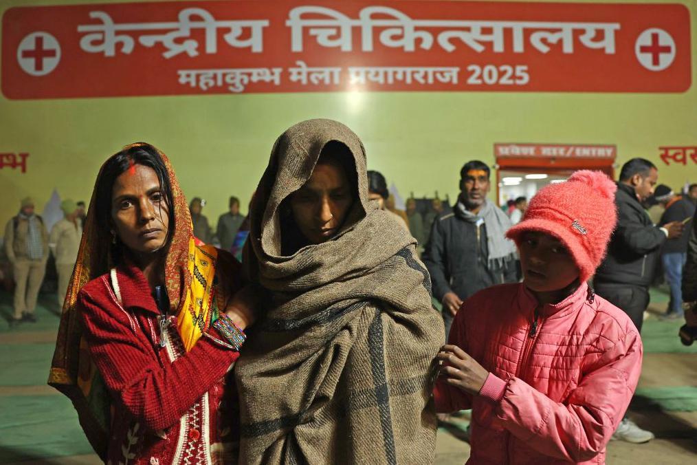 Metež na velikom indijskom festivalu Kumb Meli, ima mrtvih i povređenih 8 Hodočasnik (u centru) posle pregleda napušta bolnicu