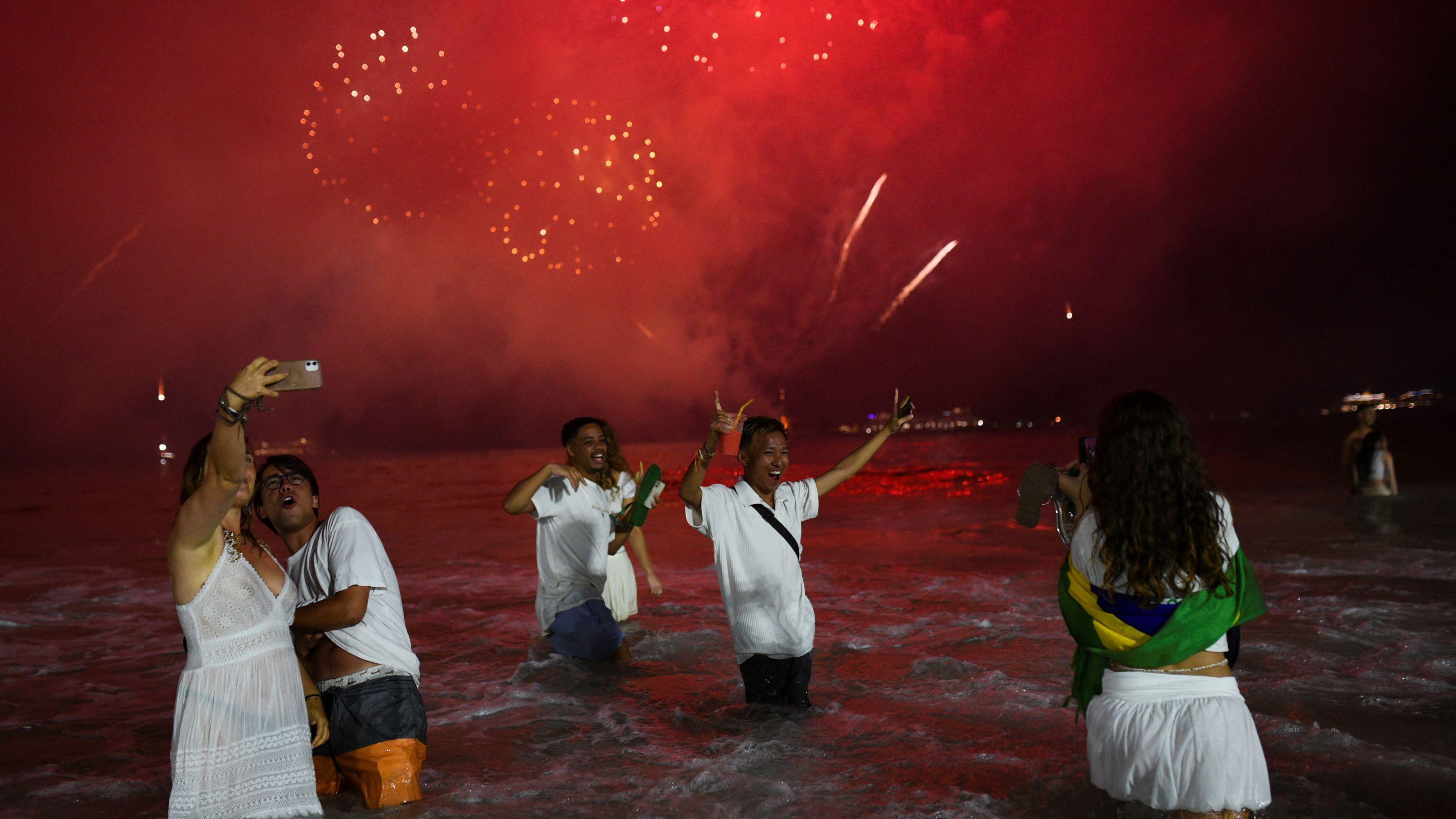 Ulazak planete u 2025: U Srbiji protesti, širom sveta vatromet, u Brazilu kupanje 24 Doček Nove godine u moru