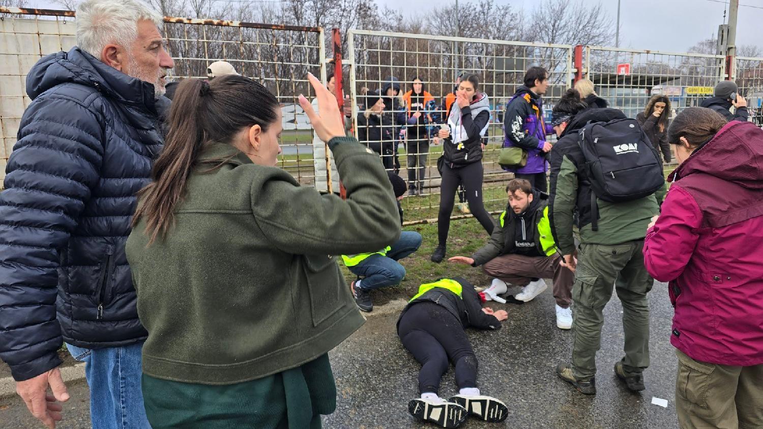 Određen pritvor vozačici koja je udarila studentkinju na protestu 1 Okupljeni oko povređene devojke tokom protesta na Novom Beogradu