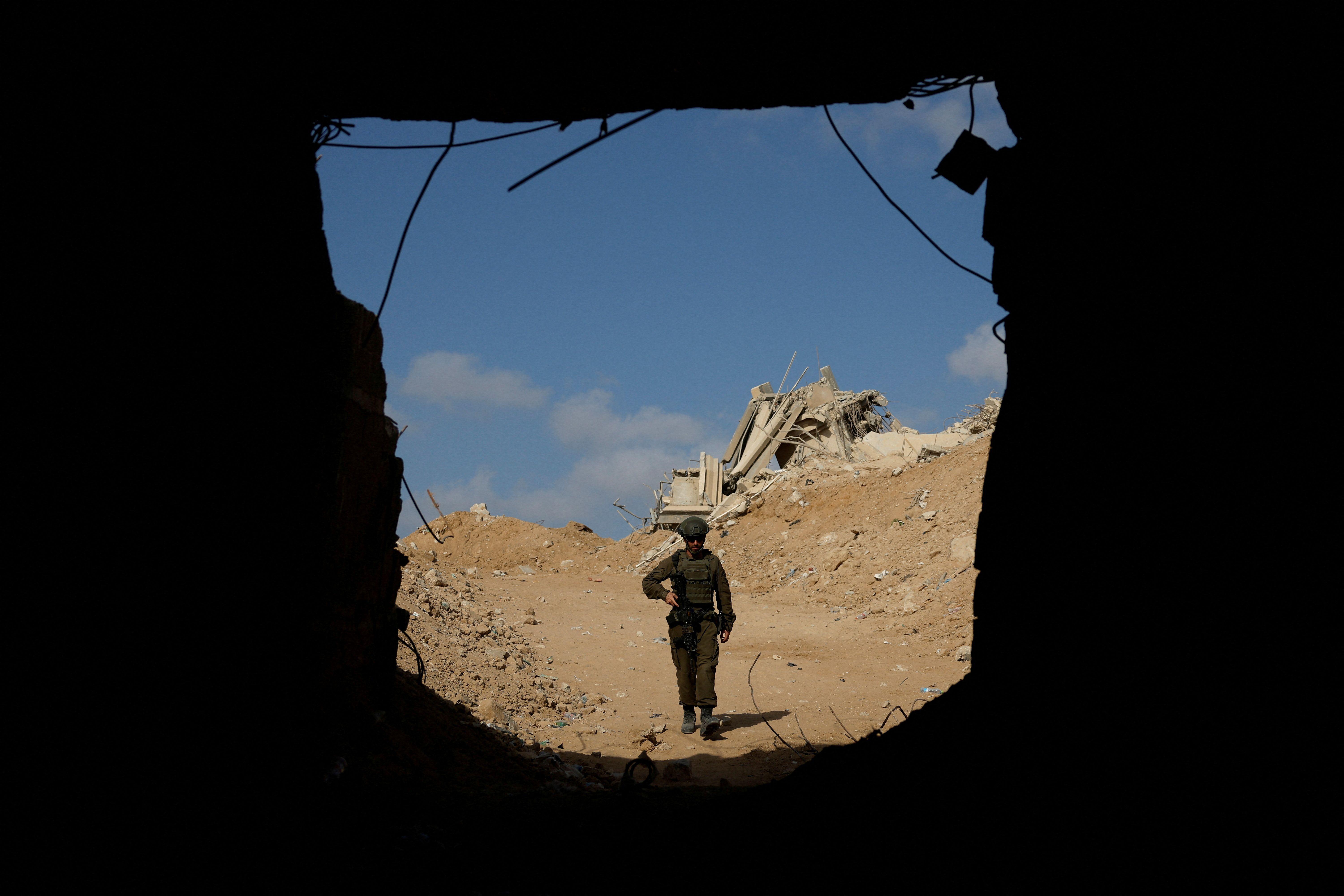 Primirje u Gazi: Otvorena pitanja o sporazumu 7 Izraelski vojnik hoda ka ulazu u tunel do Egipta, na koridoru Filadelfi u južnoj Gazi