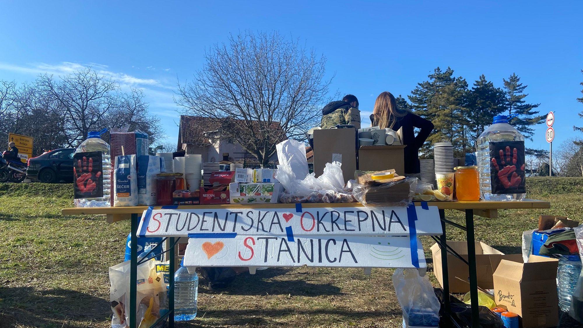 Studenti iz Čortanovaca nastavili put ka Novom Sadu, biciklisti stigli do Inđije 3 Hrana za studente u Čortanovcima