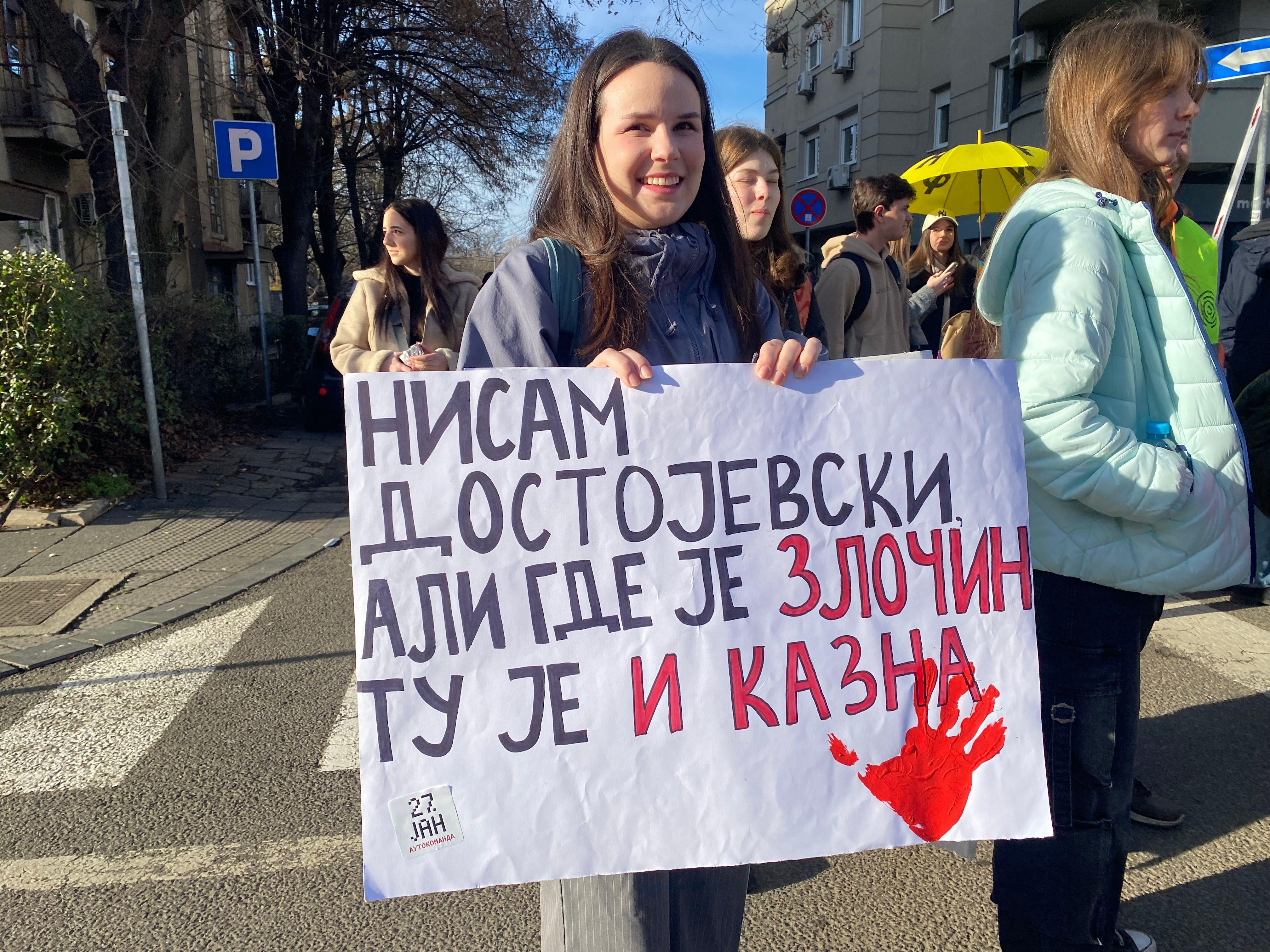 Studentska blokada Autokomande u Beogradu: Društvene igre i prase na ražnju 33 Devojka drži transparent u ruci