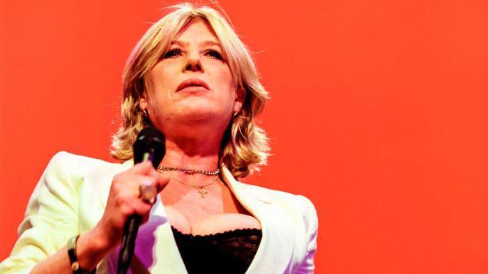 Merijen Fejtful, muza rok zvezda koja je sama sebi utrla put 9 Merijen Fejtful nastupa u Njujorku 1999. godine