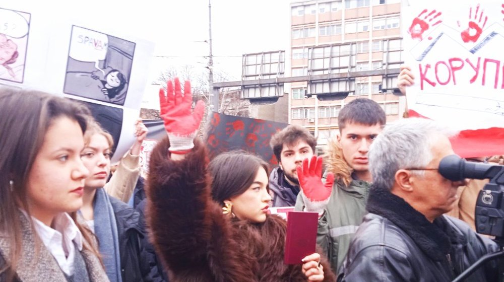 Britanski Gardijan: Kada su Srbi svrgnuli Miloševića napustili su autokratiju, ali je krhka demokratija opadala pod Vučićem 1