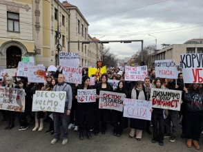 U centru Niša desetak hiljada studenata i građana: Radnici RTS izašli i pružili podršku protestu (VIDEO) 7