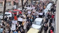 U centru Niša desetak hiljada studenata i građana: Radnici RTS izašli i pružili podršku protestu (VIDEO) 5