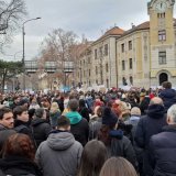 U centru Niša desetak hiljada studenata i građana: Radnici RTS izašli i pružili podršku protestu (VIDEO) 9