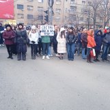 foto, blokada raskrsnice kod suda sestro ovo je za tebe, foto zm "Hipokrate, gde si ovih dana, nešto te nema": Protestna šetnja univerzitetskih profesora u Nišu okončana ispred Medicinskog fakulteta (VIDEO) 6