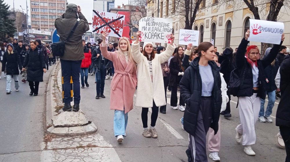Od četiri niške gimnazije samo u jednoj počinje drugo polugođe: "Bivši učenici" nose profesorima pisma podrške 1