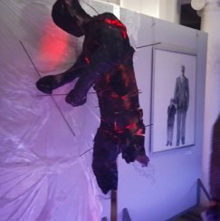 foto, izlozba studenata fu osakaceni covek, foto zm "Nije otkazana, jer nije bila ni zakazana": Fakultet umetnosti u Nišu povodom "sporne" studentske izložbe zbog njene "političke konotacije" 7