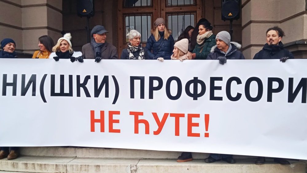 Protest ispred banovine "Hipokrate, gde si ovih dana, nešto te nema": Protestna šetnja univerzitetskih profesora u Nišu okončana ispred Medicinskog fakulteta (VIDEO) 2