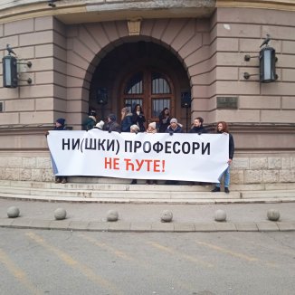 foto, protest ispred banovine niski profesori ne cute udaljenije, foto zm "Hipokrate, gde si ovih dana, nešto te nema": Protestna šetnja univerzitetskih profesora u Nišu okončana ispred Medicinskog fakulteta (VIDEO) 4