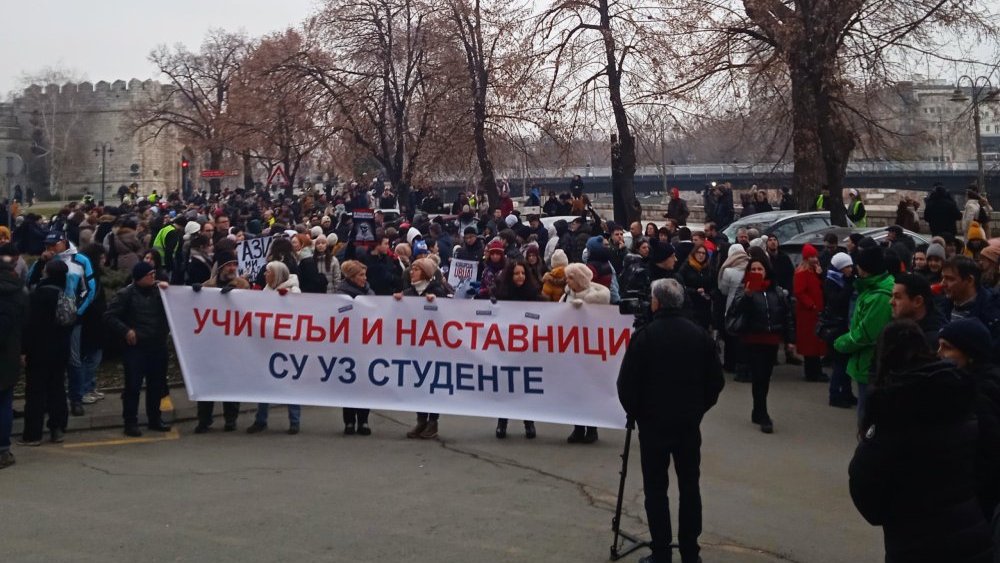 Protest ispred Banovine Studenti "obilaze" škole u Nišu u kojima postoje pritisci zbog želje da se obustavi rad u znak podrške njihovim zahtevima 3