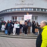 foto, protest ispred gimnatije 9. maj studenti, foto zm "Hipokrate, gde si ovih dana, nešto te nema": Protestna šetnja univerzitetskih profesora u Nišu okončana ispred Medicinskog fakulteta (VIDEO) 7