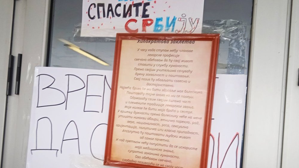 Protest "Hipokrate, gde si ovih dana, nešto te nema": Protestna šetnja univerzitetskih profesora u Nišu okončana ispred Medicinskog fakulteta (VIDEO) 11