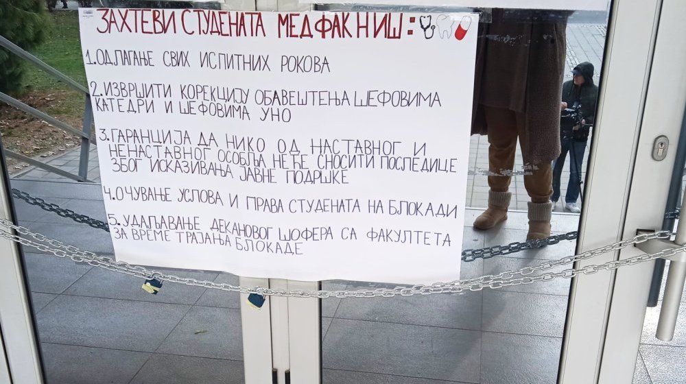 "Hipokrate, gde si ovih dana, nešto te nema": Protestna šetnja univerzitetskih profesora u Nišu okončana ispred Medicinskog fakulteta (VIDEO) 1