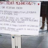 "Hipokrate, gde si ovih dana, nešto te nema": Protestna šetnja univerzitetskih profesora u Nišu okončana ispred Medicinskog fakulteta (VIDEO) 7