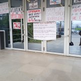 foto, protest ispred medicinskog lanci udaljenije, foto zm "Hipokrate, gde si ovih dana, nešto te nema": Protestna šetnja univerzitetskih profesora u Nišu okončana ispred Medicinskog fakulteta (VIDEO) 8