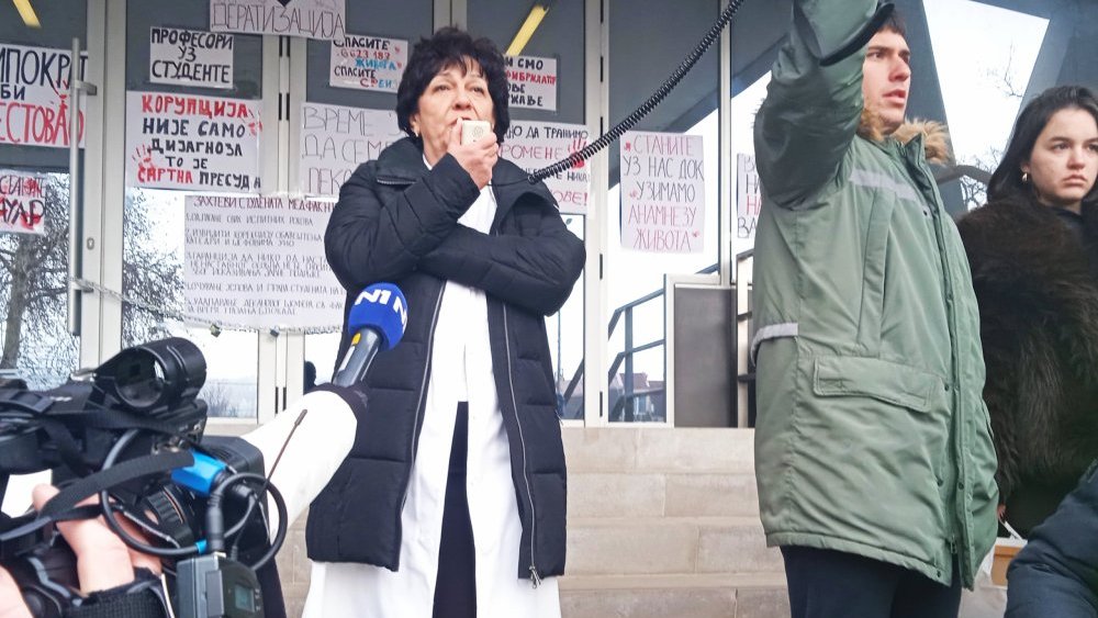 Profesorka dr Lidija Dimitrijević "Hipokrate, gde si ovih dana, nešto te nema": Protestna šetnja univerzitetskih profesora u Nišu okončana ispred Medicinskog fakulteta (VIDEO) 10