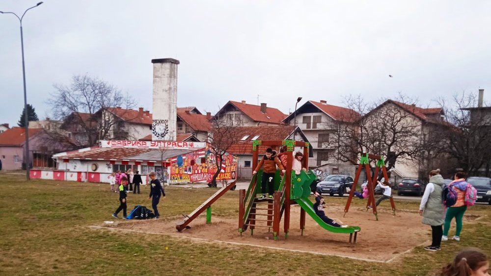 Dvorište OŠ Miroslav Antić u kojem je pogon Gradske toplane Gradonačelnik Niša nakon trovanja zdravstvenih radnika: "Nema opasnosti po zdravlje, a OŠ Miroslav Antić može nesmetano da radi" 3