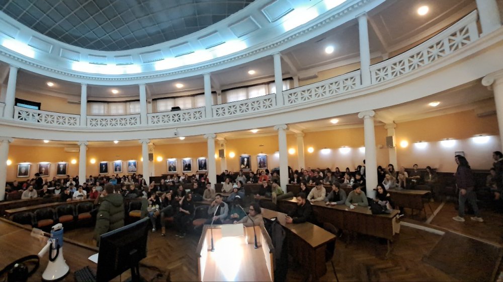Niški studenti blokirali rektorat jer je njihovim kolegama sa Fakulteta umetnosti "otkazan" prostor za izložbu zbog "političke kontacije" (VIDEO) 1