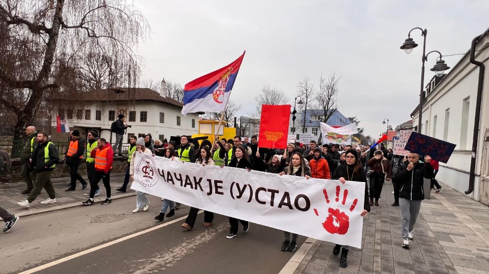 Viši sud u Čačku osudio petoricu muškaraca zbog nasilja prema demonstrantu 1