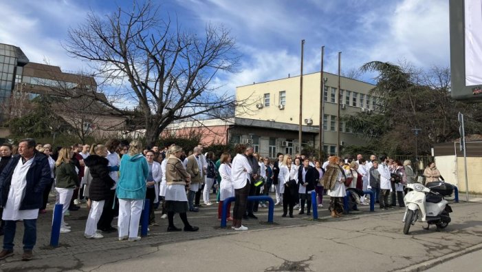 Zaposleni Kliničkog centra Vojvodine se odazvali pozivu studenata: 15 minuta tišine za žrtve na Železničkoj stanici 1