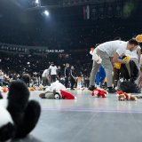 Navijači Partizana ubacili u teren dečije igračke u sklopu humanitarne akcije 3