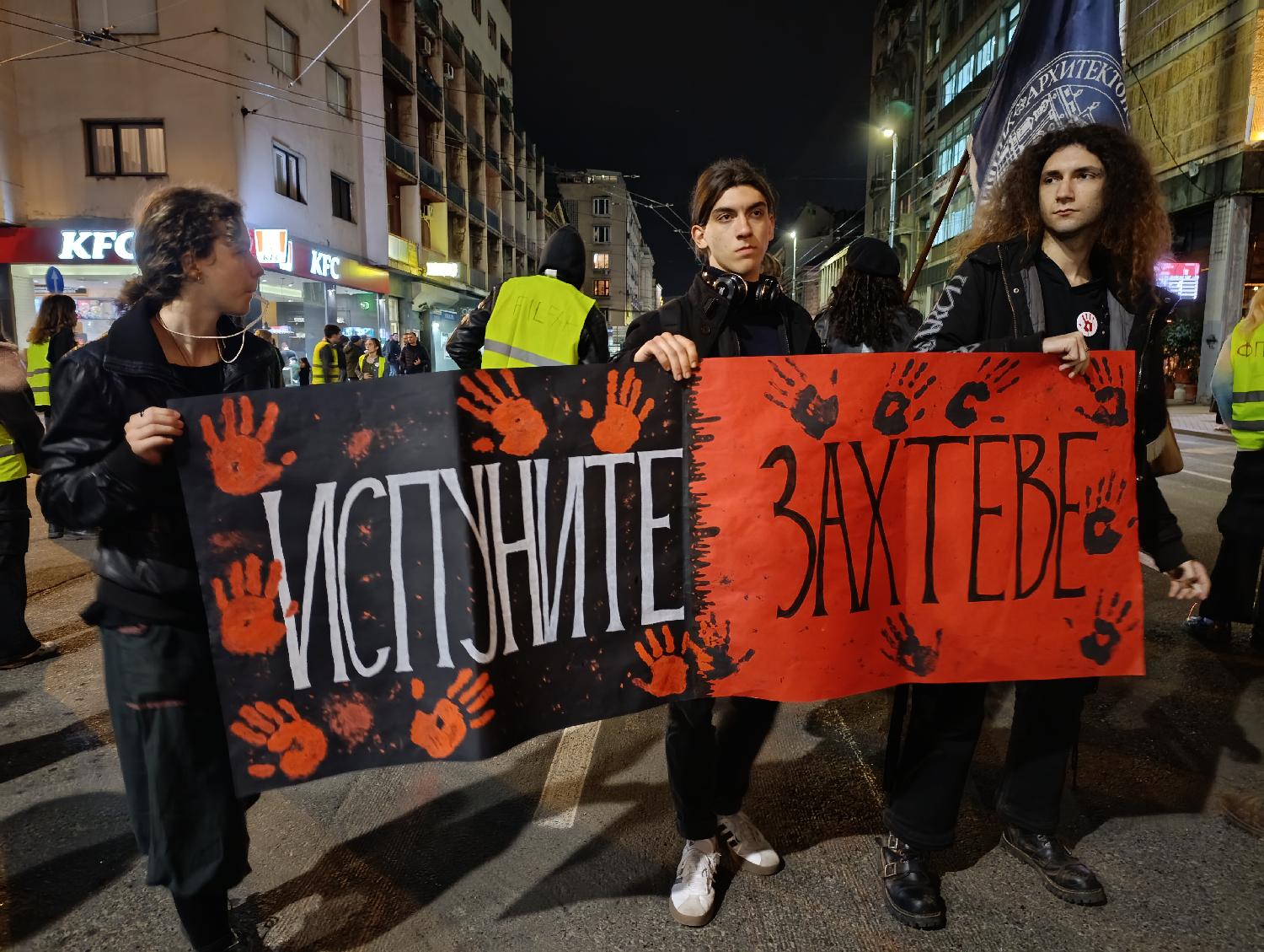 Završen protest na Studentskom trgu u Beogradu zbog napada na studente u Novom Sadu (FOTO/VIDEO) 1