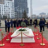 Strane delegacije odale poštu Ibrahimu Rugovi na 19.godišnjicu smrti 2