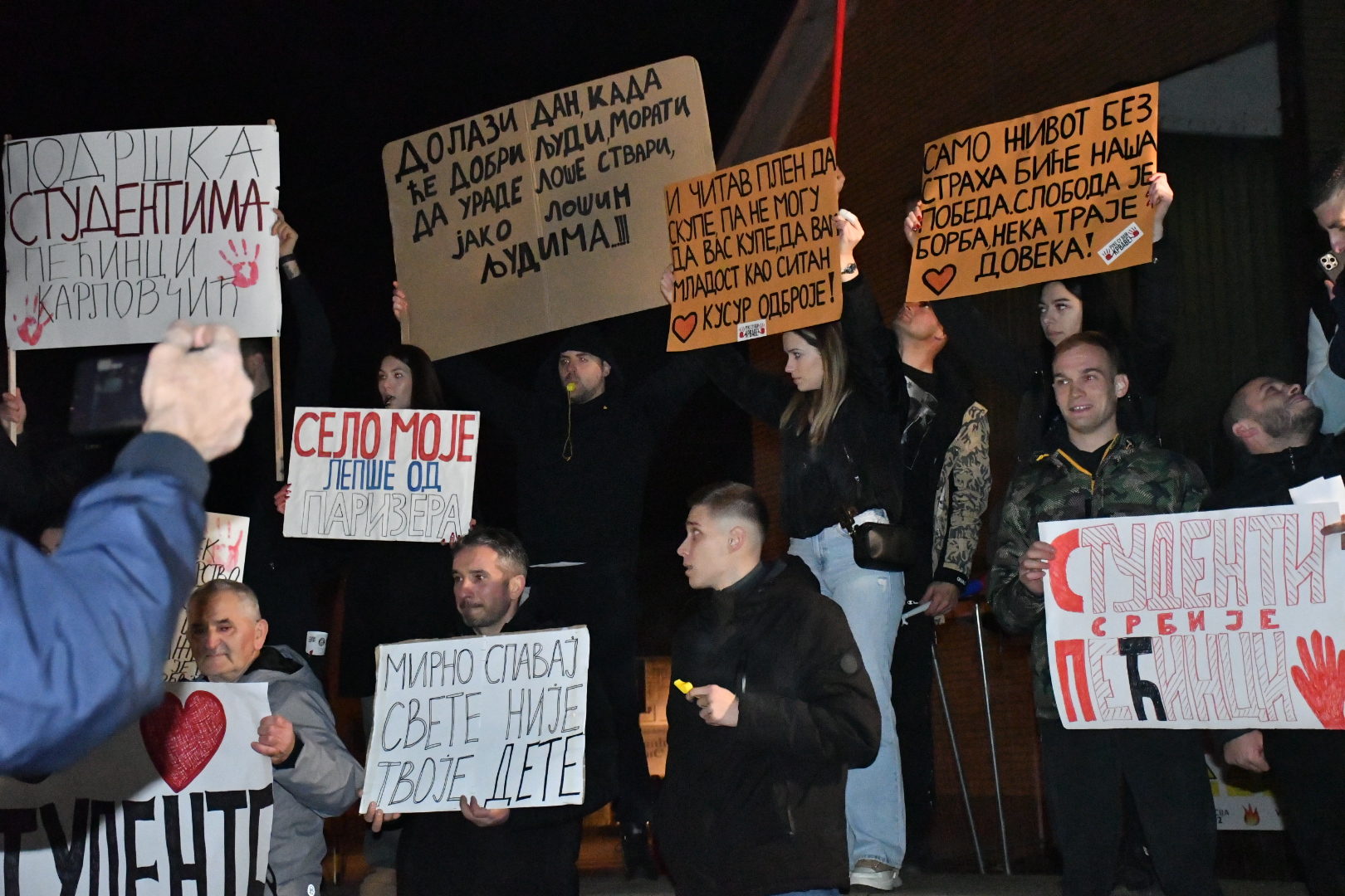 Odražan protest studenata u Pećincima, jednom od najtvrđih upozišta SNS u Vojvodini (VIDEO, FOTO) 3