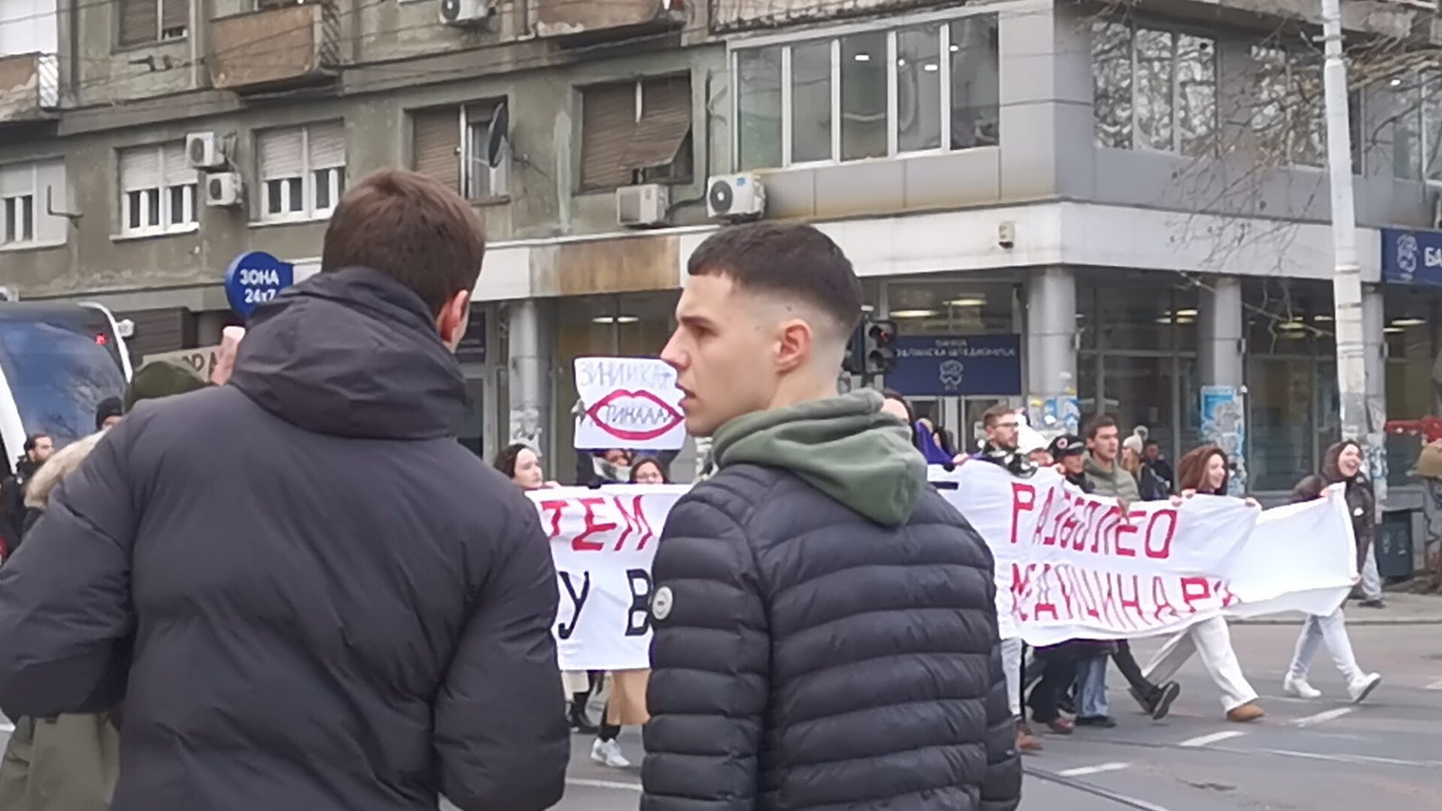 Završen veliki protest studenata "Nećete nas gaziti!" ispred Tužilaštva u Beogradu zbog povređivanja studentkinje na blokadi (VIDEO/FOTO) 5