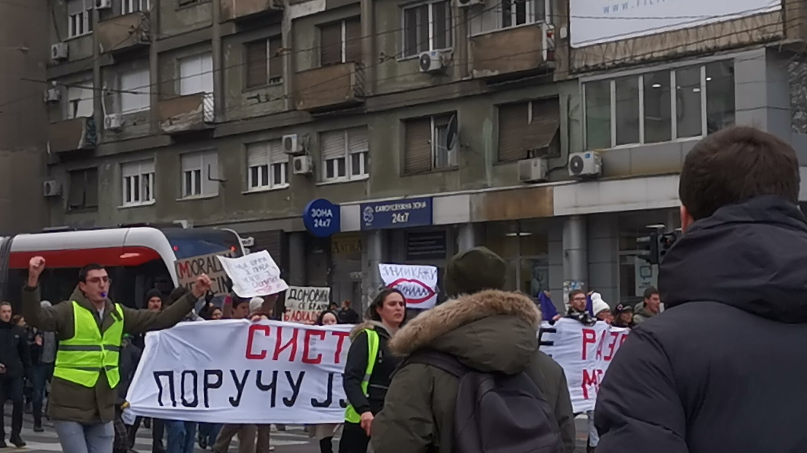 Završen veliki protest studenata "Nećete nas gaziti!" ispred Tužilaštva u Beogradu zbog povređivanja studentkinje na blokadi (VIDEO/FOTO) 6