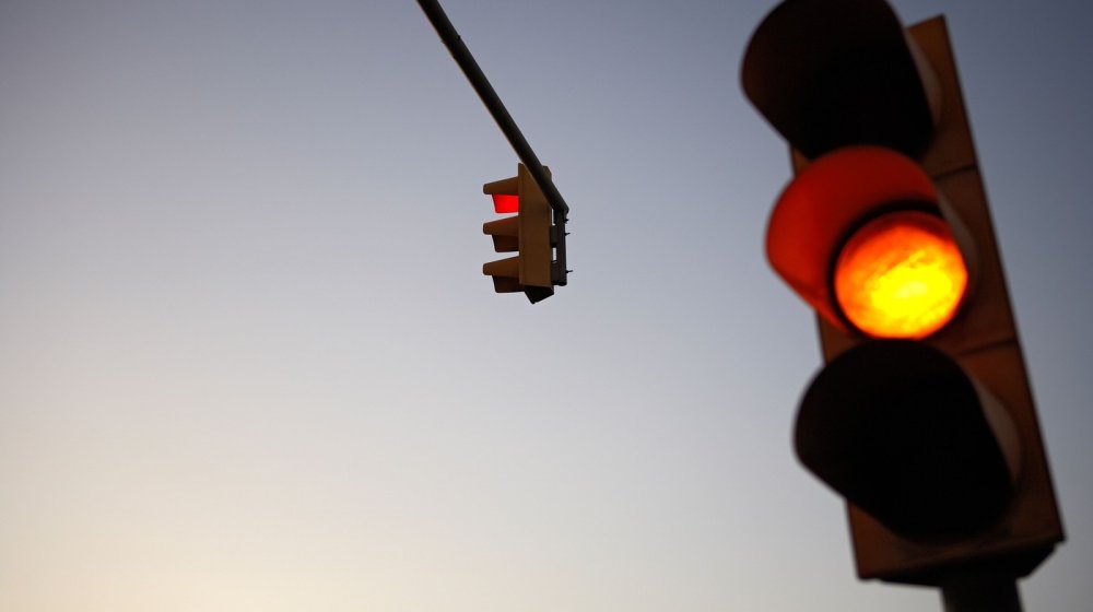 Šta treba da uradite kada vam se na semaforu uključi žuto svetlo? 1