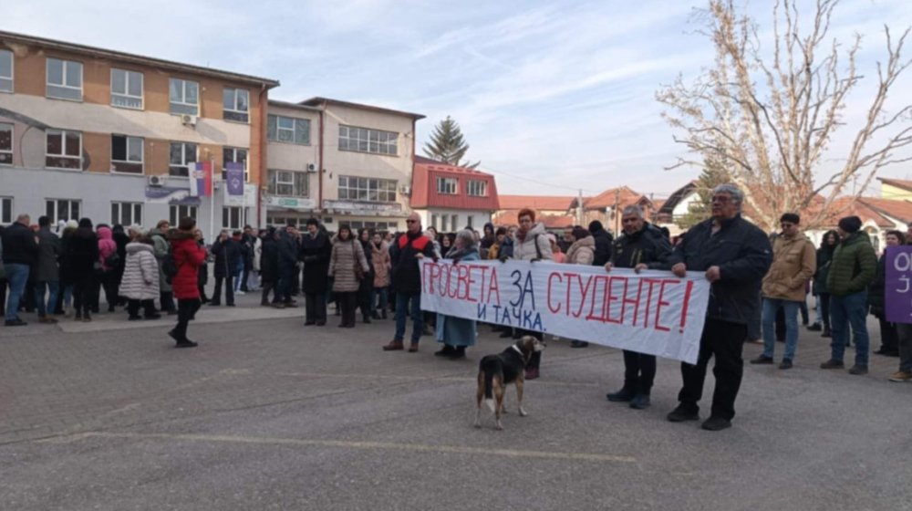 "Vučević rekao da polugođe počinje 20. januara i tačka. Mi smo tačku pretvorili u zarez - nema nastave": Poručuju prosvetari iz Zaječara 1