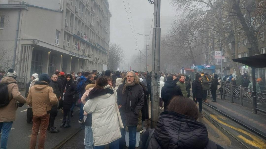 "Nećemo besnilo": Protest ispred Visoke škole elektrotehnike zbog napada na studente i portira 2 "Nećemo besnilo": Protest ispred Visoke škole elektrotehnike zbog napada na studente i portira 2