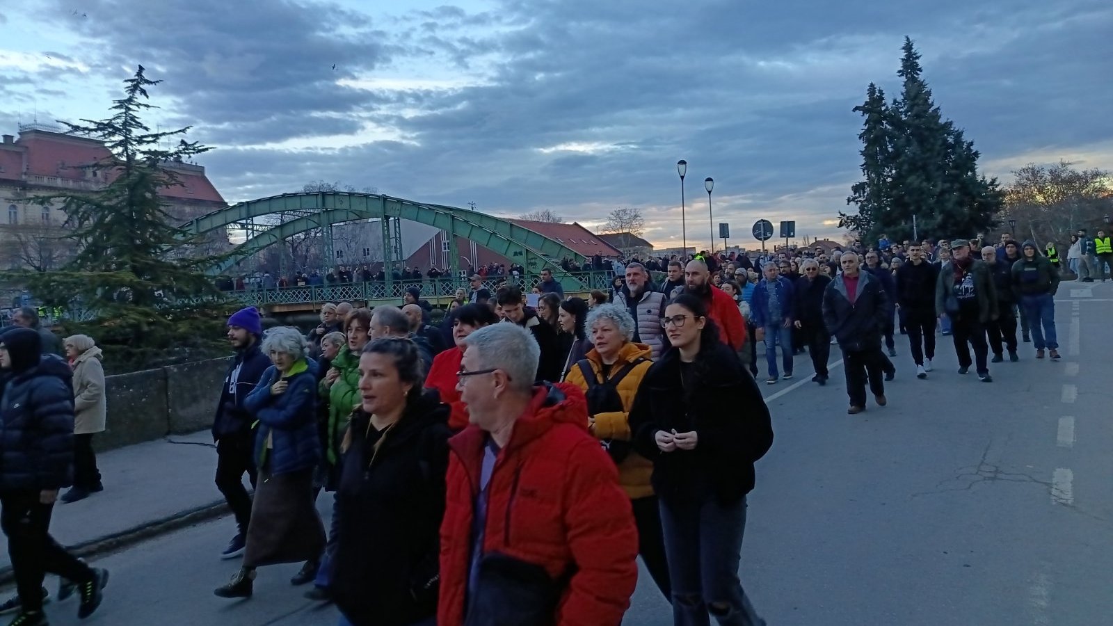 Protest građana Zrenjanina zbog napada članova SNS na studente u Novom Sadu (FOTO, VIDEO) 2 Protest građana Zrenjanina zbog napada članova SNS na studente u Novom Sadu (FOTO, VIDEO) 2