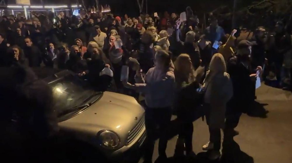 Građani izviždali Brnabić, Malog i policiju u Rakovici (VIDEO)