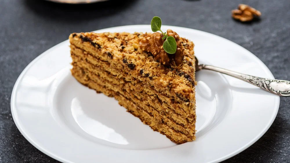 Marlenka torta: Savršen slavski desert pun meda i oraha 1