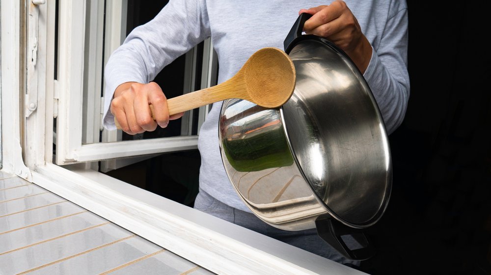 „Bukom protiv diktature“: Građani širom Srbije puštali muziku i lupali u šerpe (VIDEO) 1