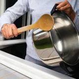 „Bukom protiv diktature“: Građani širom Srbije puštali muziku i lupali u šerpe (VIDEO) 4