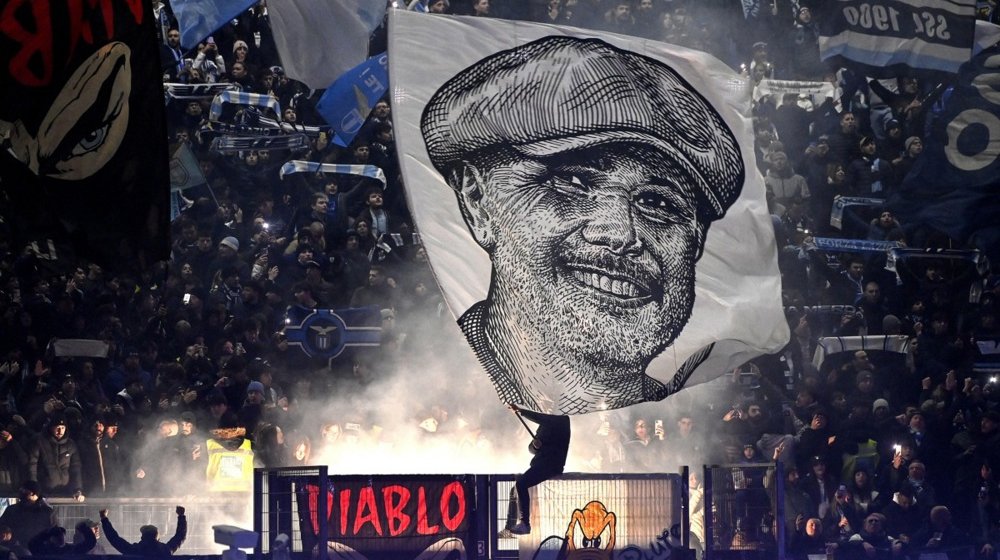 Italijani predložili novi izgled dresova reprezentacije Srbije: Silueta Siniše Mihajlovića kako izvodi slobodan udarac 1