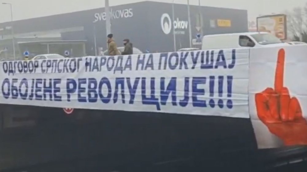 Pojavio se snimak skidanja transparenta sa srednjim prstom (VIDEO) 1