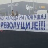 Pojavio se snimak skidanja transparenta sa srednjim prstom (VIDEO) 8